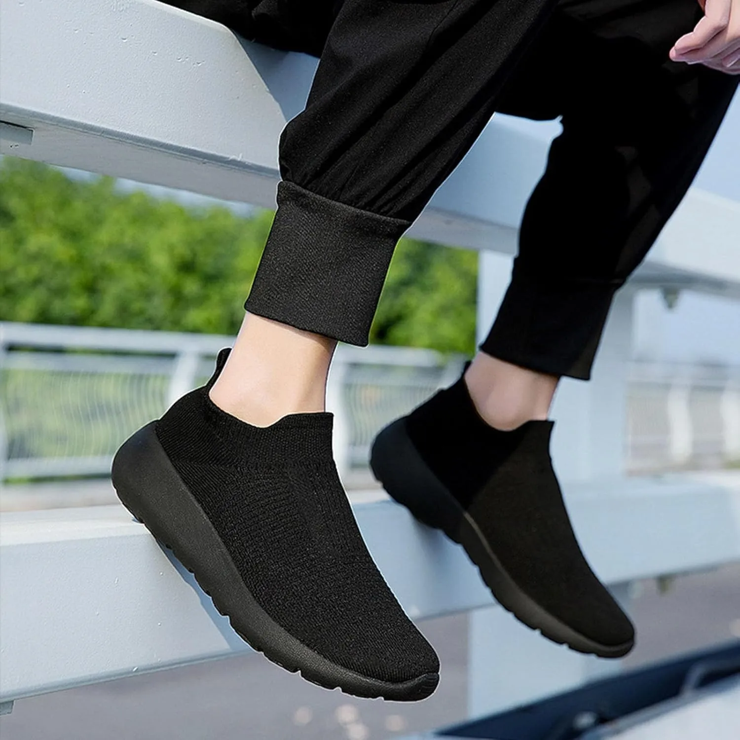 Men's Lightweight Non Slip Barefoot Shoes Lightweight Breathable Slip On Running Shoe Comfortable Stretch Shoes