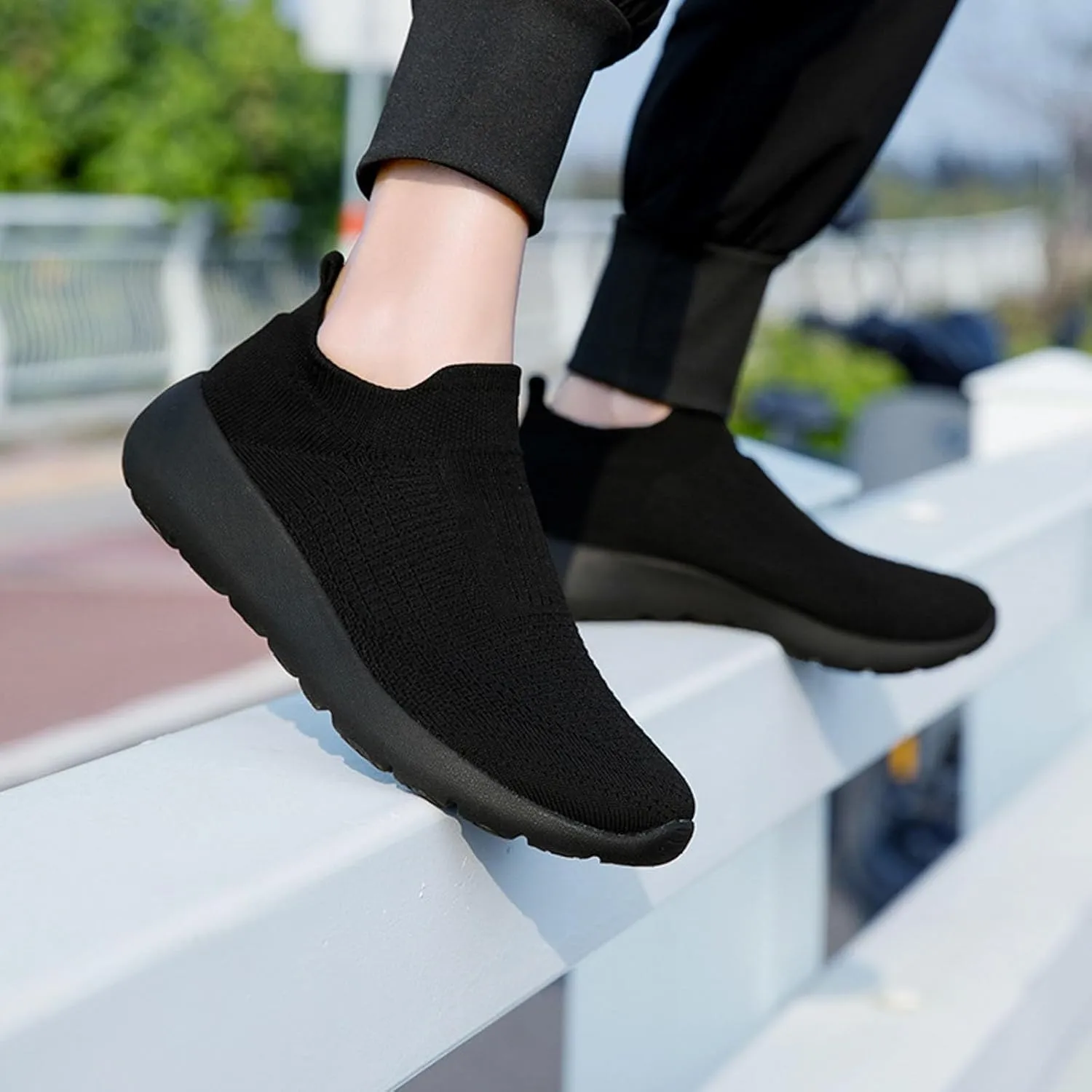 Men's Lightweight Non Slip Barefoot Shoes Lightweight Breathable Slip On Running Shoe Comfortable Stretch Shoes